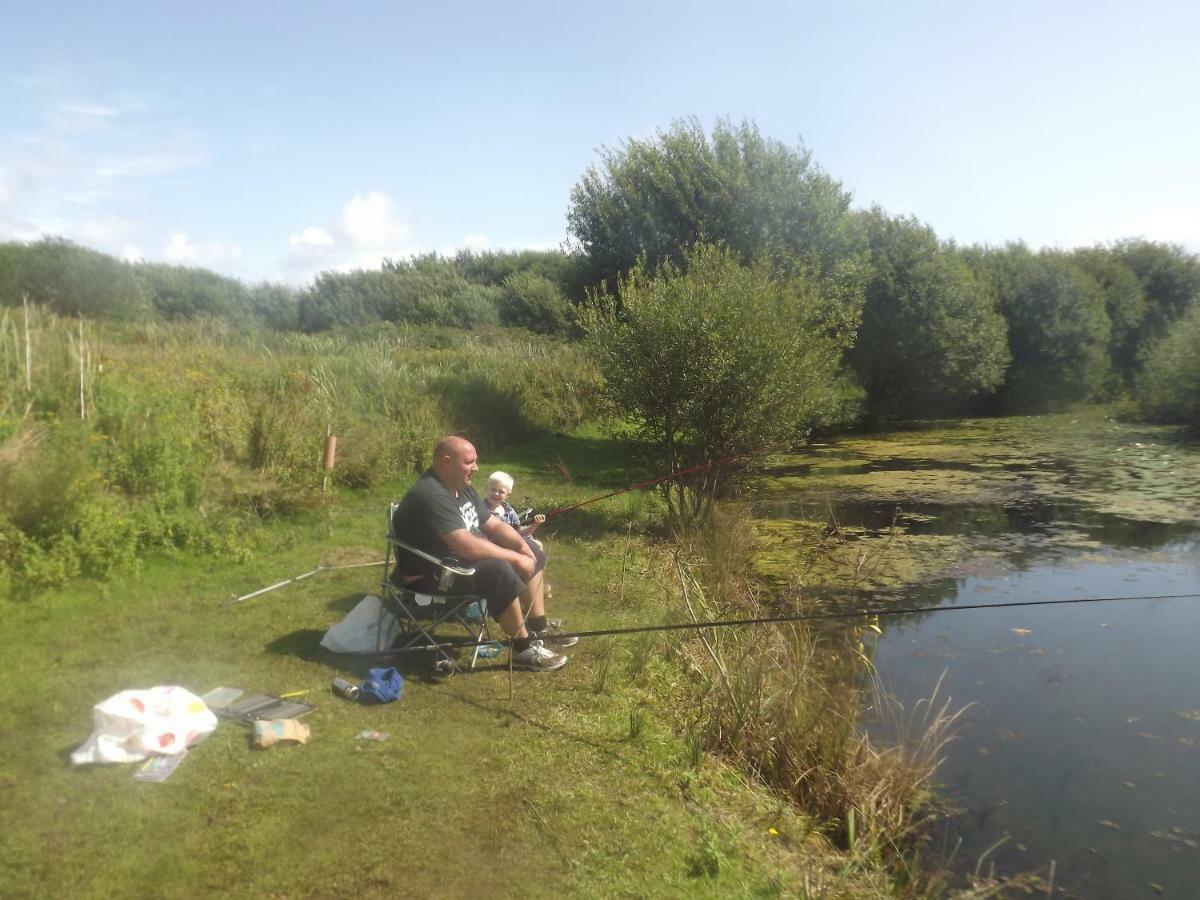 Marsh Water Ponds Fishery Villa Kidwelly Eksteriør bilde